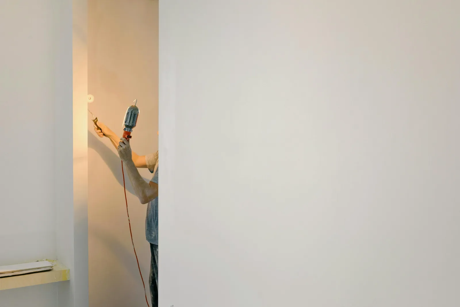 Enduire un mur intérieur : techniques et conseils de pro